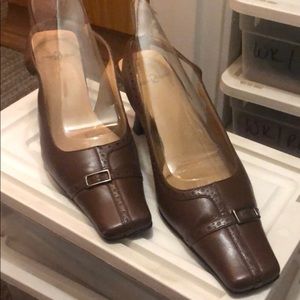 Ann Klein brown belted kitten heel shoes